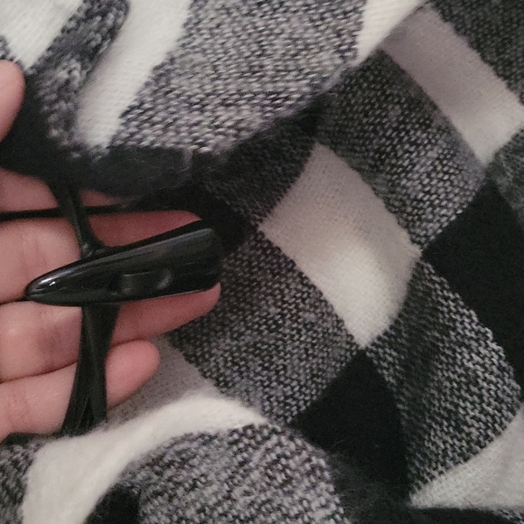 West loop womens Shawl. Not marked with size. - Picture 5 of 5